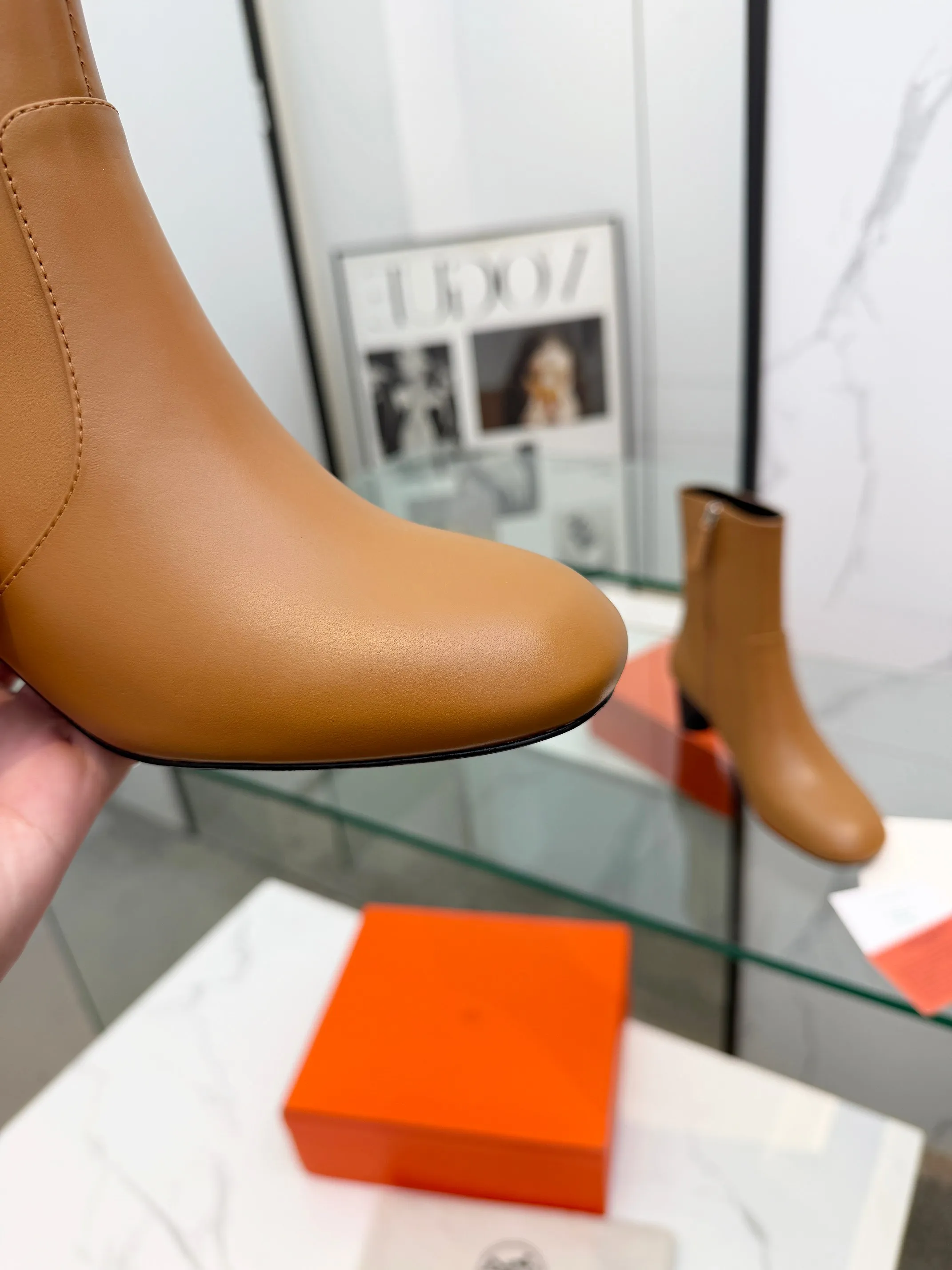 👟👟Ex-factory price 800👟👟 Top version purchasing agent Hermes 2025 autumn and winter new Lisa thick heel side zipper and naked women's short boots H family letter logo high heel round toe Martin knight boots Material: imported calfskin upper + water-dyed sheepskin lining + Italian genuine leather outsole Heel height: 5.5CM Size: Women’s size 35-41 (40.41 customized, non-refundable)